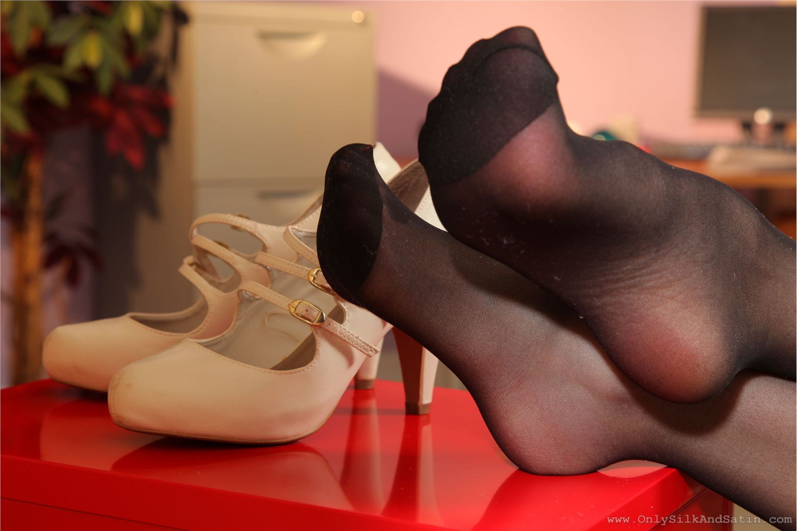 欧美丝袜美女经典套图打包下载 [Onlysilkandsatin] Nikki F